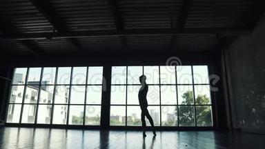 <strong>窗户</strong>背景上芭蕾舞演员的剪影。 男人优雅而美丽地在<strong>古典</strong>芭蕾中跳舞